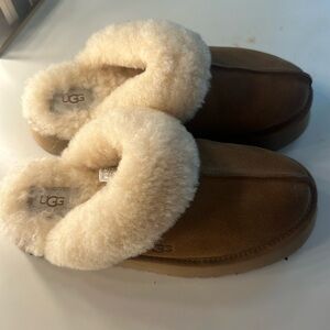 UGG Women’s Disquette platform slipper. Chestnut color.